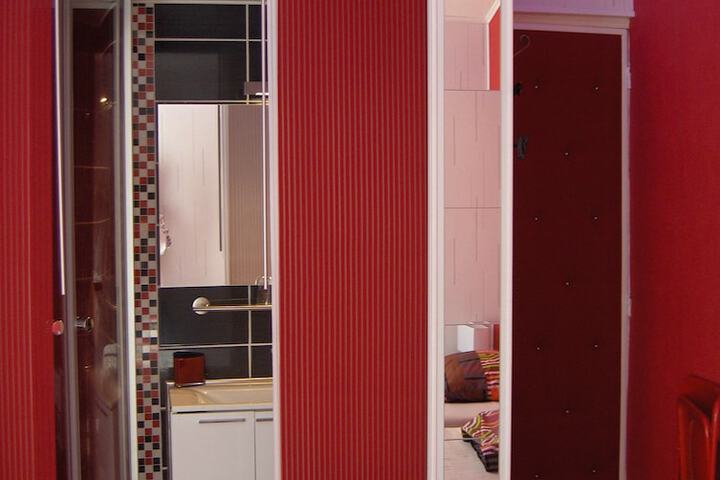 Room 4 of 8