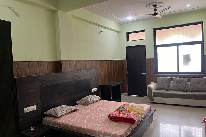 Room 4 of 10