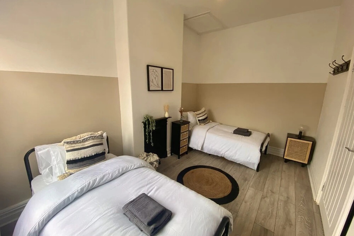 Room 4 of 12