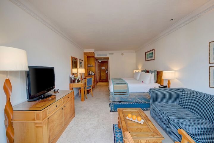 Room 2 of 185