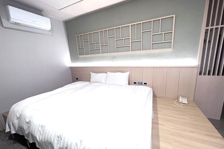 Room 11 of 27