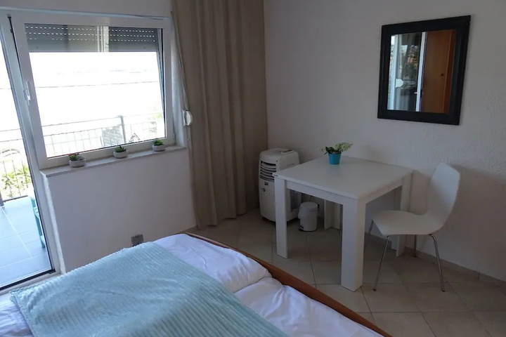 Room 6 of 10