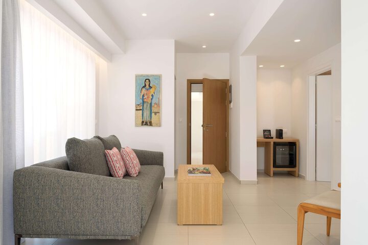 Lounge 109 of 152