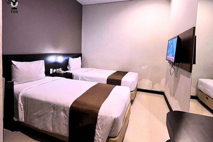 Room 6 of 8