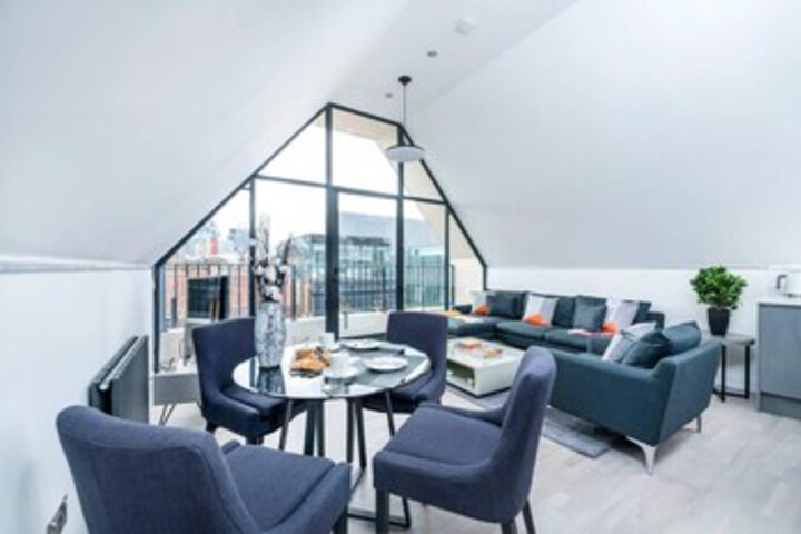 Stylish 2BR Flat in Whitechapel With City Views