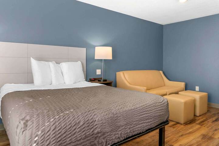 Studio Queen Bed (5 of 11)