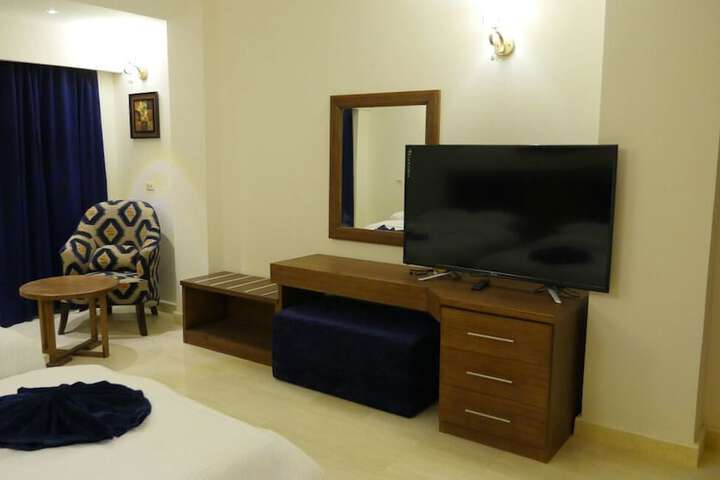 Room 4 of 36