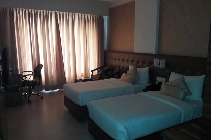 Room 6 of 12