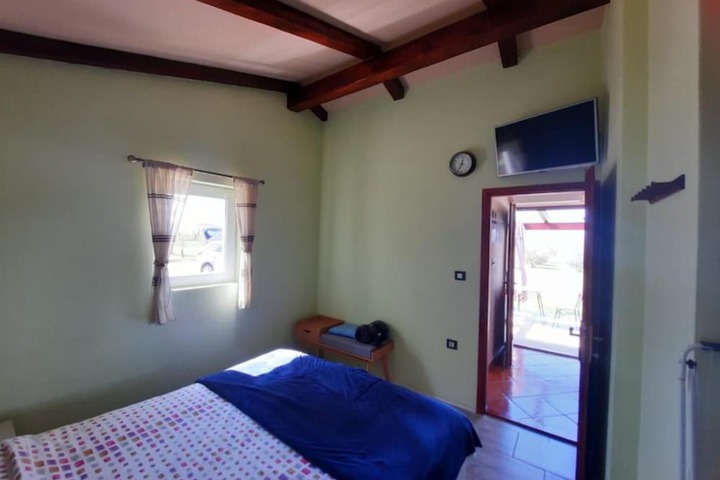 Room 4 of 27