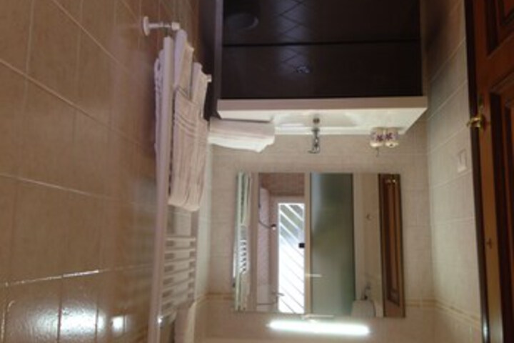 Room 6 of 14