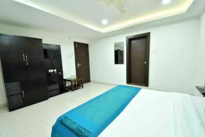 Room 10 of 12