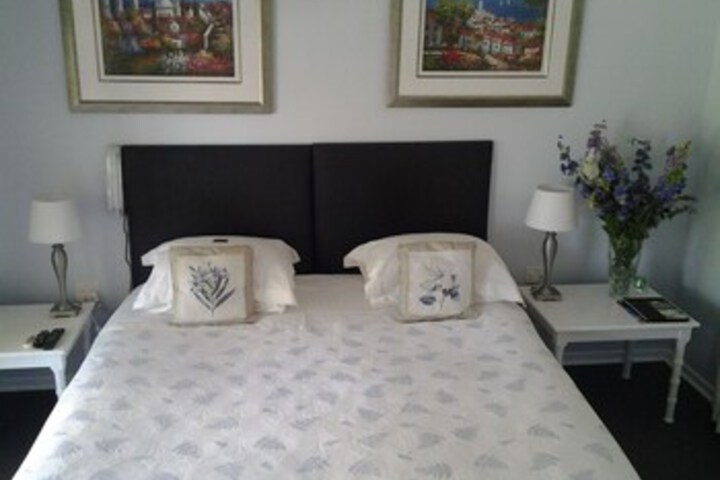 Room 6 of 11