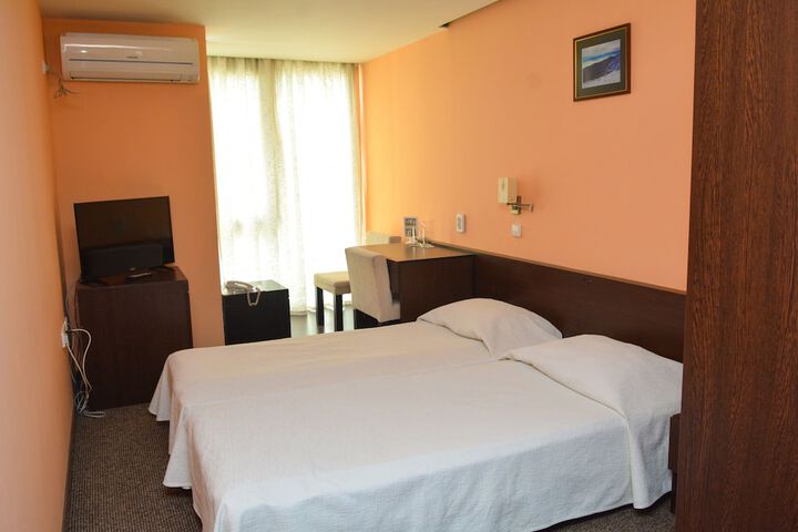 Room 27 of 46