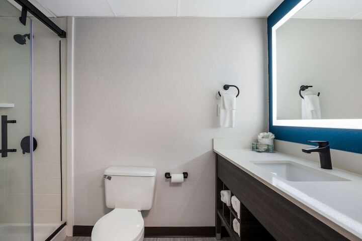1 King Bed High Speed Internet Accessible Microwave and Refrigerator, Coffee Maker Iron and Ironing Board Hairdryer Continental Breakfast (4 of 10)
