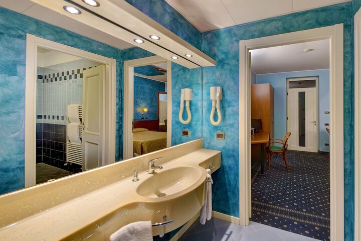 Room 12 of 25