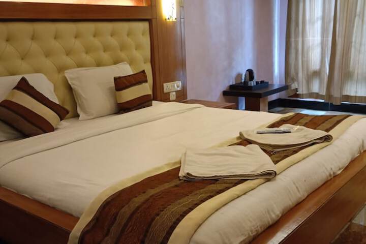 Room 6 of 16