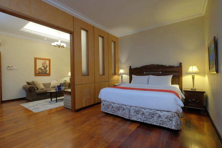 Room 6 of 18