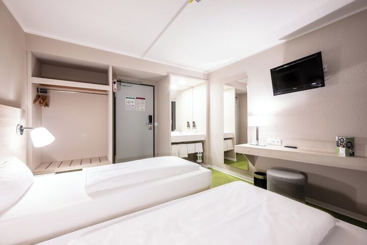Room 19 of 93