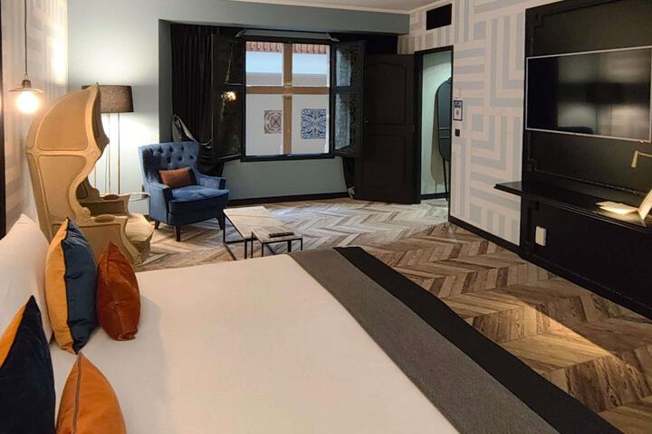 Room 23 of 80
