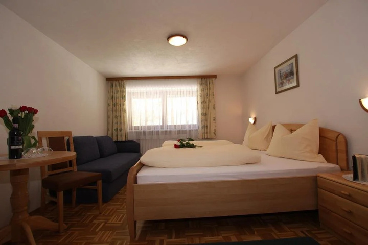 Room 6 of 14