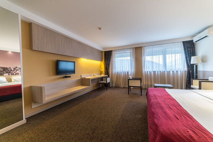 Room 21 of 103