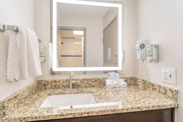 1 King Accessible Comm Assist Bathtub Microwave, Refrigerator WiFi Full Breakfast (11 of 20)