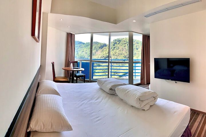 Room 16 of 38