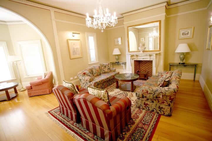 Lounge 29 of 32
