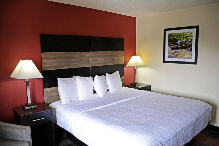 1 King Bed (3 of 25)