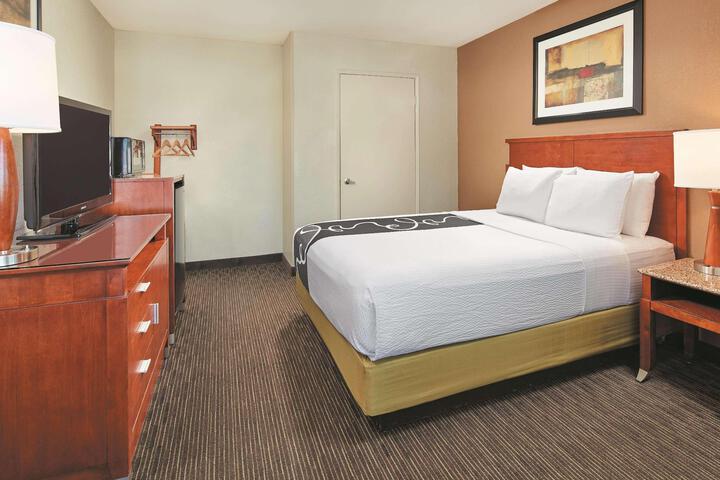 1 Queen Bed Accessible Room (8 of 11)