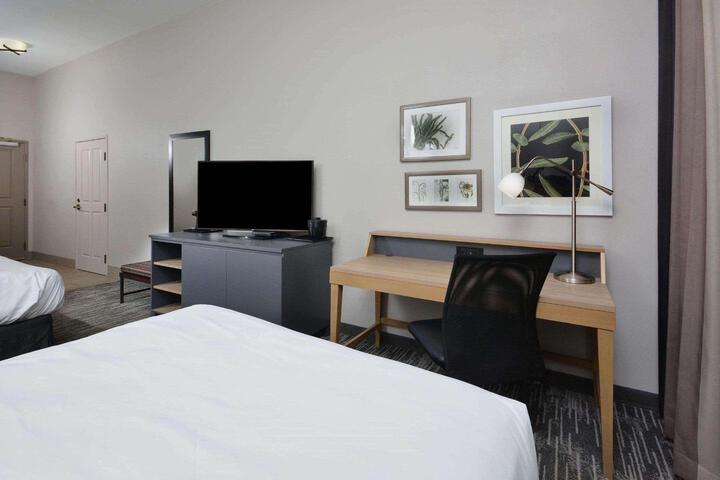 2 Queen Beds (9 of 10)