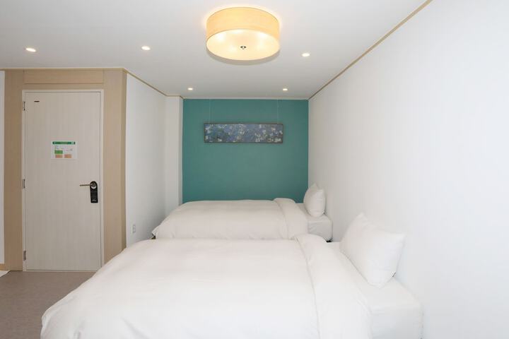 Room 11 of 34