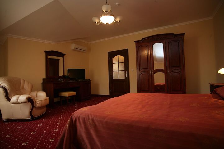 Room 7 of 33