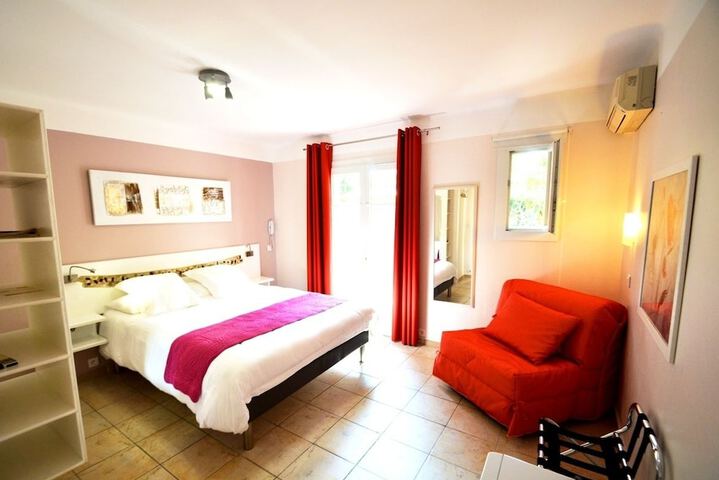 Room 2 of 33