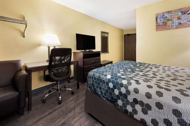 1 Queen Bed (22 of 26)