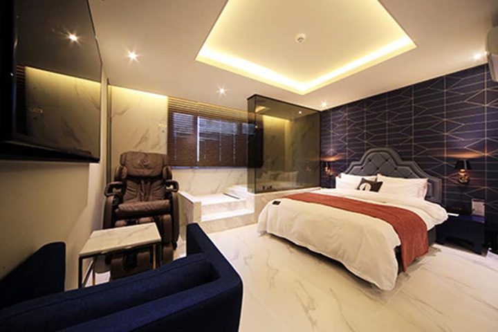 Room 14 of 24