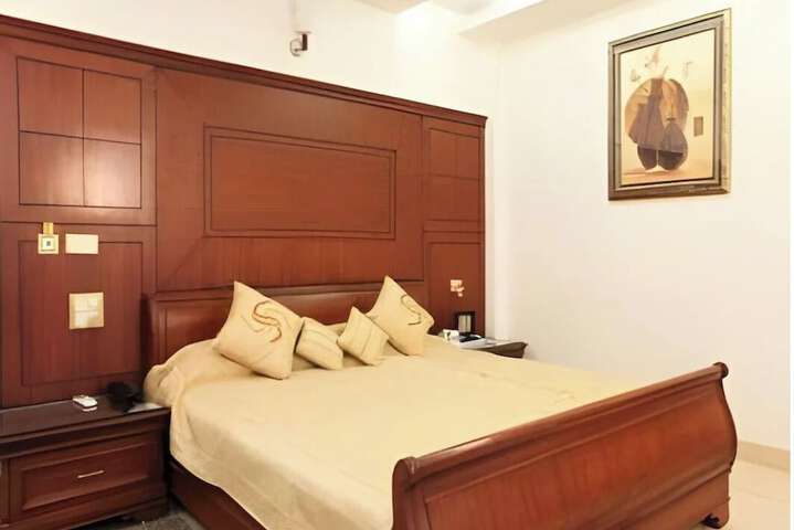 Room 5 of 12