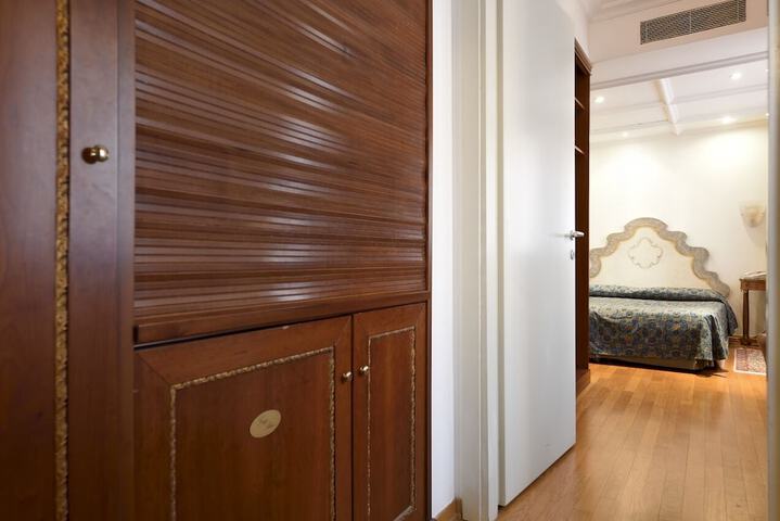 Room 13 of 30