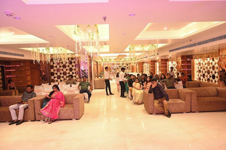 Ballroom/Hall 13 of 15