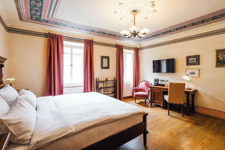 Room 17 of 27