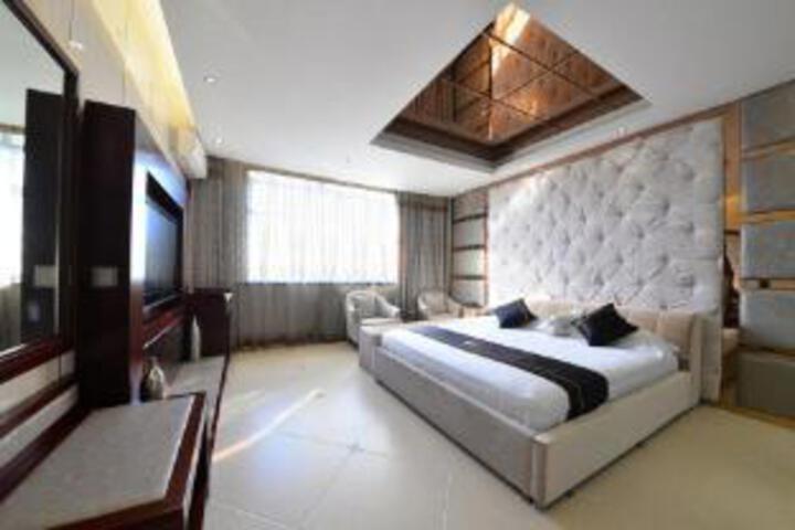 Room 5 of 7