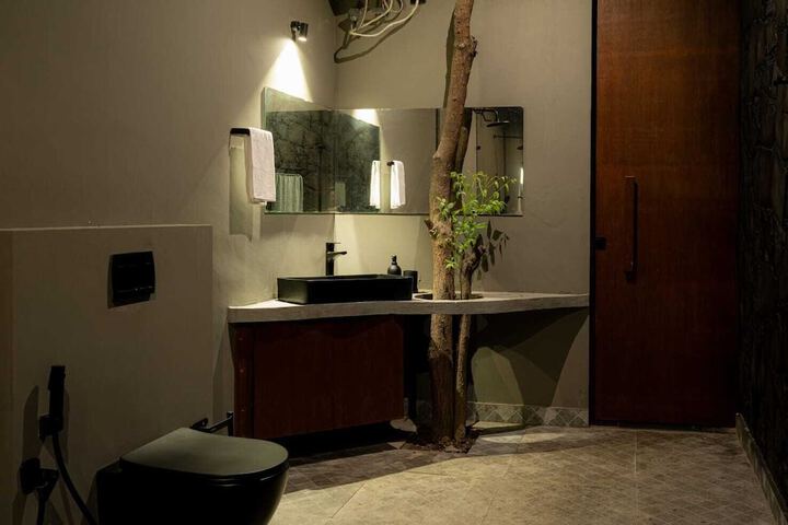 Room 6 of 12