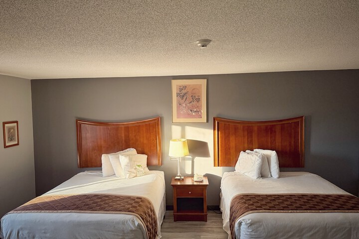 2 Queen Beds (2 of 2)