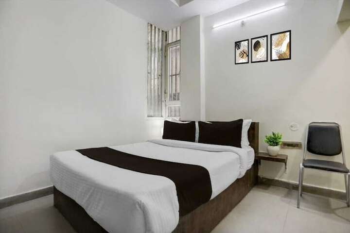 Room 11 of 28