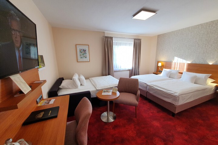 Room 6 of 63