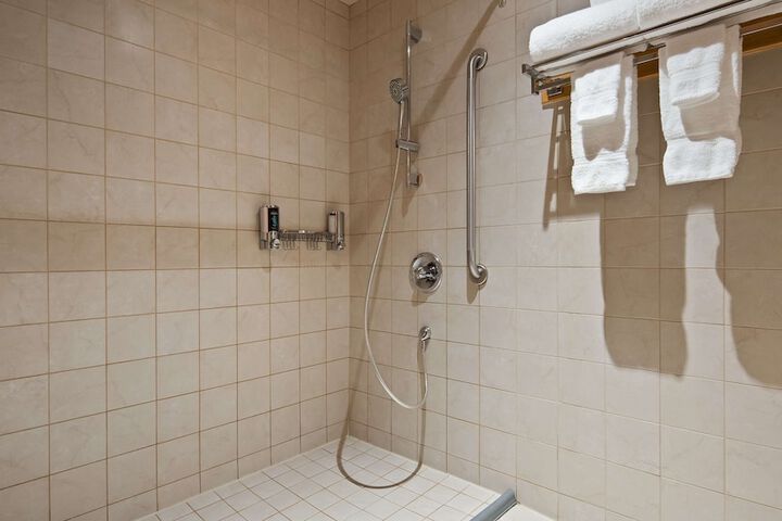 2 Queen Beds West Wing Patio Atrium View Microwave, Refrigerator WiFi (17 of 32)