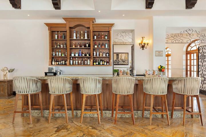 Lobby lounge