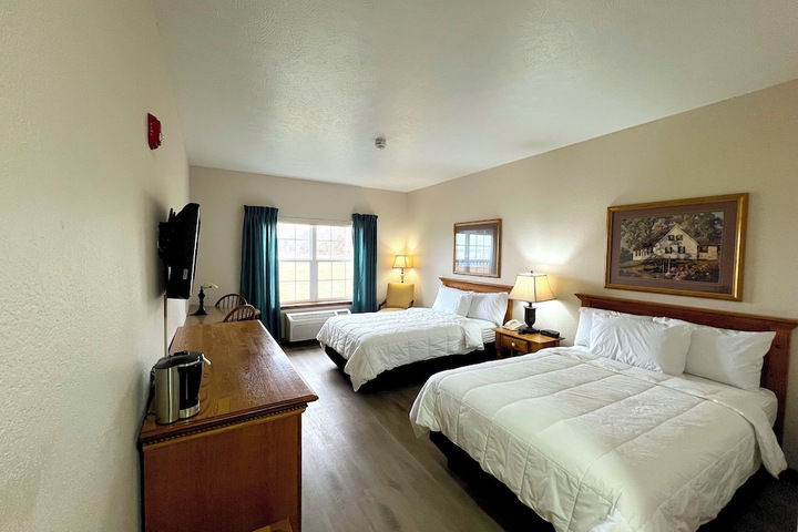 2 Queen Beds (10 of 11)