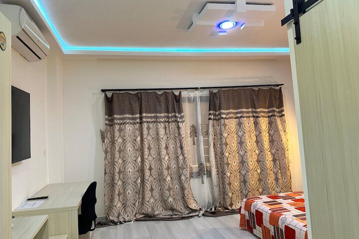 Room 9 of 16