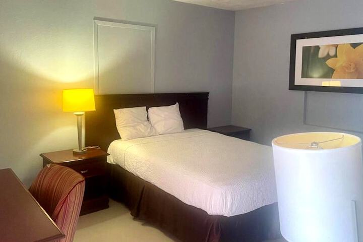 1 Queen Bed (3 of 10)